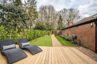 Modern self contained one bedroom with garden - Sheering - 6