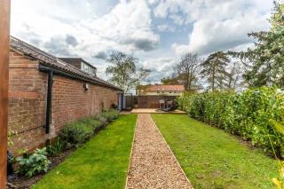 Modern self contained one bedroom with garden - Sheering - 4