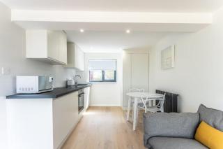 Modern self contained one bedroom with garden - Sheering - 2