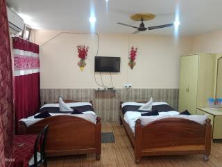 Hotel gayatri - - 8