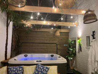 Town Centre Apartment with Hot Tub - Cheltenham - 6