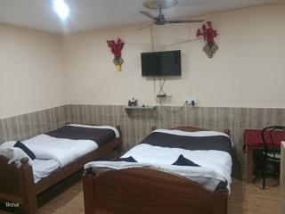 Hotel gayatri - - 6