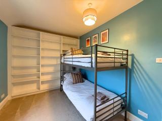 Spacious 4BR Retreat for 8 With Parking - 4