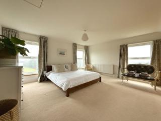 Spacious 4BR Retreat for 8 With Parking - 2