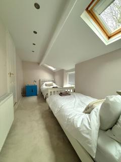 Spacious 4BR Retreat for 8 - Unstone - 5