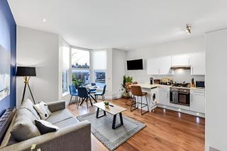 Sleek & Stylish Urban Escape-Ideal for 3! - 4