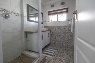 Safi Elegant Self-catering Suite 5 - East London - 6