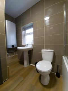 Mega Value Stay - 7 Beds, Keyless Entry, City 5 min walk BY PROPERTY PROMISE - Cardiff - 2
