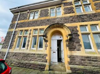 Stacey's 4 Bedroom House in Pontypool - Pontypool - 8