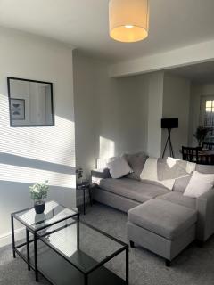 Cosy 2-Bed Home - Central Location Near Town & Train Station - 5