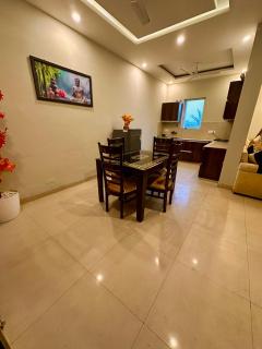 Pearl Grand Boutique Cottage in Omaxe Anandam Vrindavan - #premium AC rooms with balcony #big parking #lift #garden #peaceful area #near prem mandir #property of the year #most awarded - 2