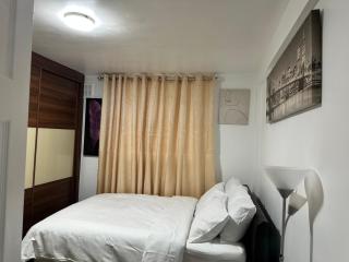 Stylish 1BR Apt w Fireplace & High-Speed WiFi - London - 3