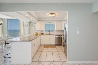 1051 - Shoreline Towers Beachfront Condo Free Beach Setup - 2