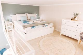 Chic Loft with Toucan Wallpaper and Airy Vibes - 8