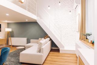 Chic Loft with Toucan Wallpaper and Airy Vibes - 9