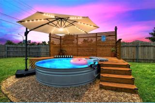 Firepit Table - Large Patio - King Bed - Cowboy Pool - Round Rock - 0