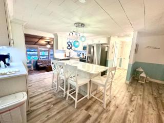 Cabin by the Sea - Waterfront Direct Gulf Access- Pontoon Boat Rental On Site or Bring Your Boat- Paddlecraft, Bikes and Game Room - Hernando Beach - 4