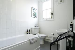Entire 2-Bedroom Apartment in the bustling City Centre WIFI TRAIN & BUS STATION - Colchester - 6