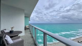 Picturesque Beachfront Condo - LOVELY 2BD and 2BA APT WITH DIRECT OCEAN VIEW - Hollywood - 0