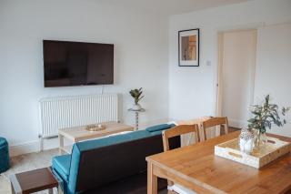 Spacious & Modern 8-Bed Home - Sleeps 13 - Parking - 8