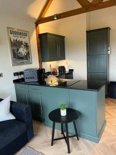 The Acorn Newly refurbished lodge house 10 minute walk from Goodwood Fesitival of Speed - 8