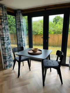 The Acorn Goodwood luxury lodge house 10 minute walk from Goodwood Festival of Speed - 4