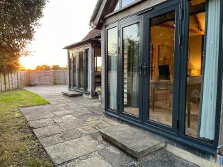 The Acorn Newly refurbished lodge house 10 minute walk from Goodwood Fesitival of Speed - 1