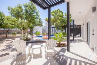Cozy Stay with Pool BBQ Steps from Hotspots - La Paz - 2
