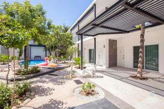 Cozy Stay with Pool BBQ Steps from Hotspots - La Paz - 7