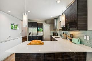Central 3-Story with Private Balcony - 9