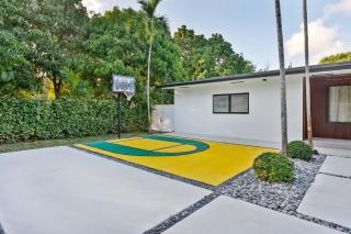 LUXE Villa Heated Pool Fire Pit GAMES - 7