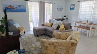 Beach Getaway,Walk orBike to beach,Fenced for doggie, Large Driveway - Naples - 5