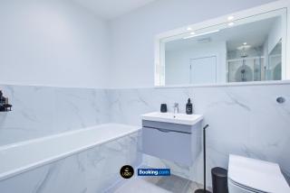 2 Bedroom Apt By LS2G Short Lets & Serviced Accommodation Greater London With Private Balcony - Londra - 6