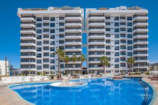 Stylish Condo with Pools Gym Sunset Bay Views - 0