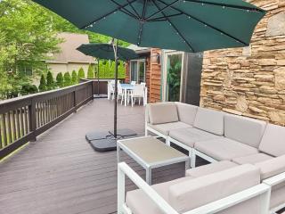 Lakefront, Dock, Hottub, Pooltable, Kayaks, 75"tv - 1