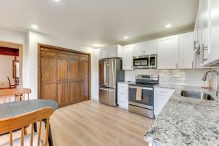 2 Mi to CU Boulder Townhome with Private Deck! - 2