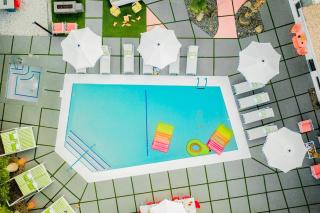 2 Rooms Sleeps 8 Retro Hotel w Pool Wesley King Studio Buyout by AvantStay - Palm Springs - 9