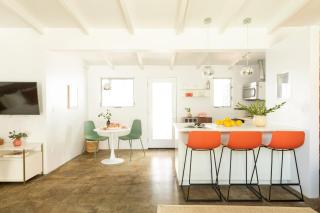 2 Rooms Sleeps 8 Retro Hotel w Pool Wesley King Studio Buyout by AvantStay - Palm Springs - 2