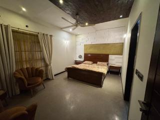Spacious 6 bedroom House - Lahore - 2