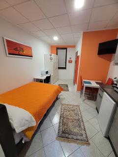 Orange Room - Full and Served Studi - Cocquio Trevisago - 0
