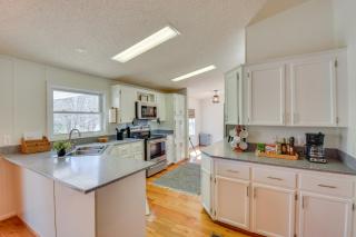 Deck, Grill and Dock Access Lake Keowee Retreat! - Seneca - 4