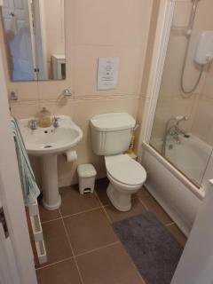 Spacious and Bright 2 Bedroom Apt - Great location - 8