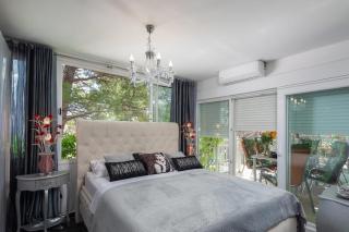 Beachfront apartment with wonderful large terrace - Makarska - 0