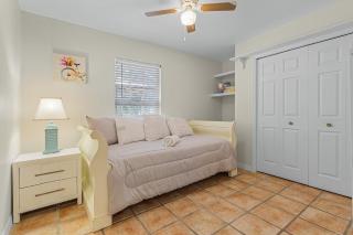 Private Pool Villa with Spa, Game Room and Golf Course View - Cape Coral - 4