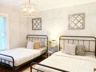 Laurel Cove Chalet - - 3