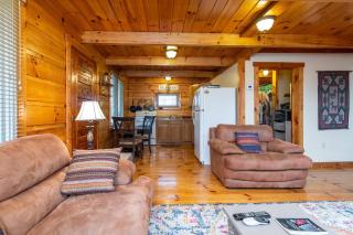 Hillside Loft Cabin - Rogers - 6