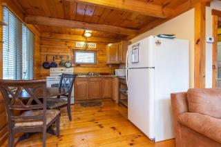 Hillside Loft Cabin - 4