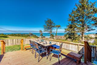 The Pacific Lookout Sleeps 6, Hot Tub, Pet Friendly, Ocean View, EV Charger - 6