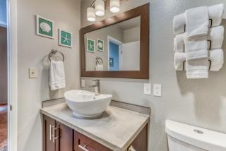 The Pacific Lookout Sleeps 6, Hot Tub, Pet Friendly, Ocean View, EV Charger - 4