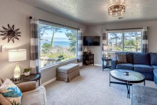 The Pacific Lookout Sleeps 6, Hot Tub, Pet Friendly, Ocean View, EV Charger - 3